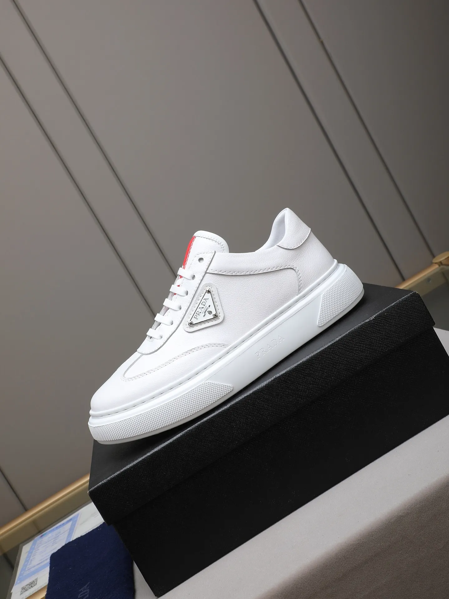 PP460 Prada/Prada men's new casual shoes, this upper is made of imported calfskin + sheep lining! The outside is decorated with the P family's classic metal triangle enamel logo, and the outsole is made of non-slip sports foam ultra-light outsole, which feels good on the feet and is a fashionable and fashionable item!  Size: 38-44 (45 customized)